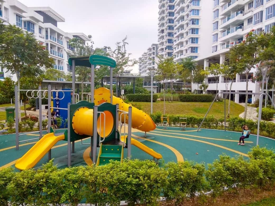 Putra 1 Pool Homestay Bandar Seri Putra Kampong Sungai Buah المظهر الخارجي الصورة